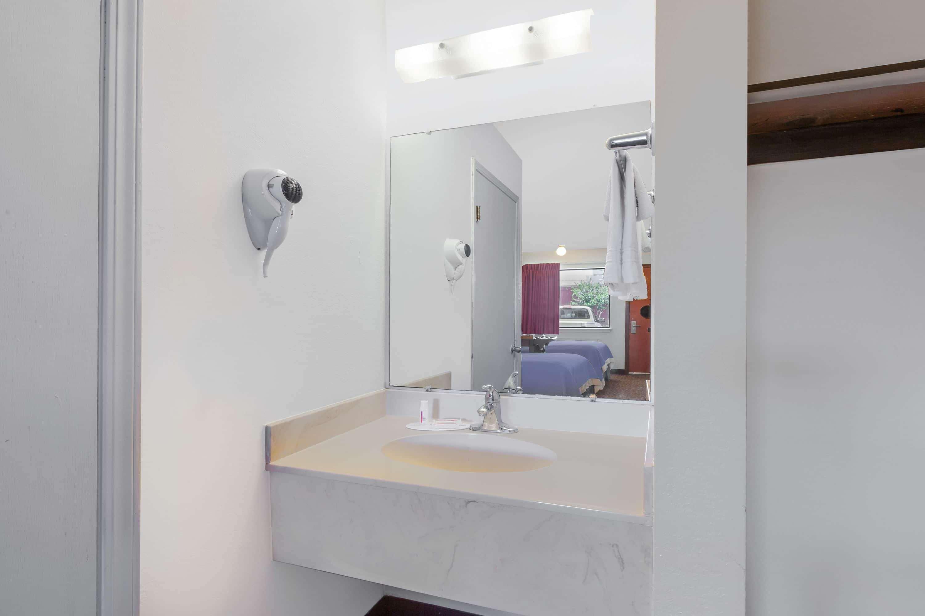 Days Inn By Wyndham Ardmore Esterno foto