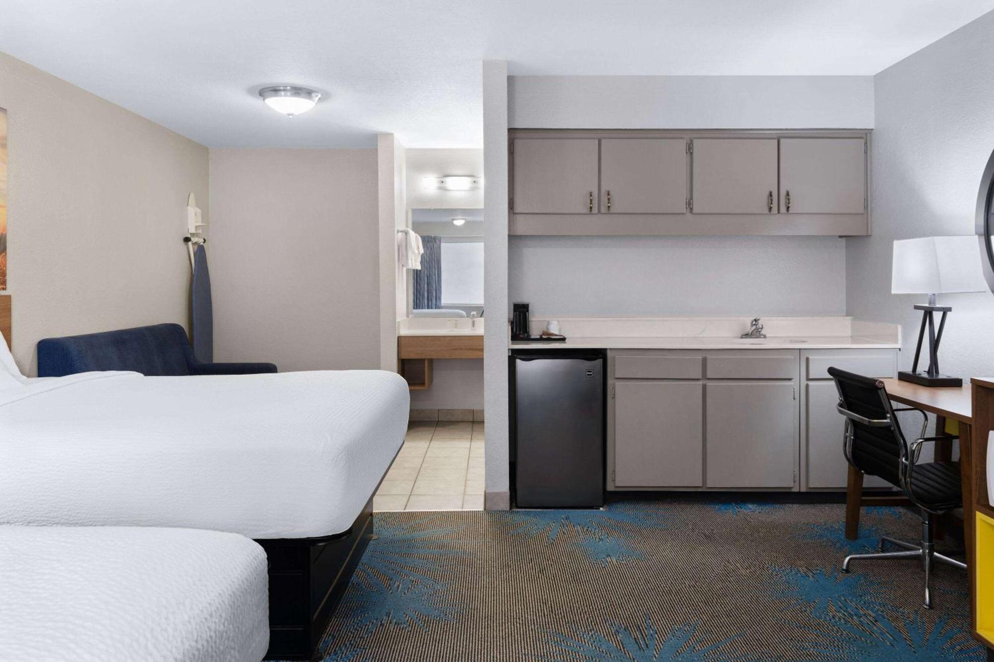 Days Inn By Wyndham Ardmore Esterno foto