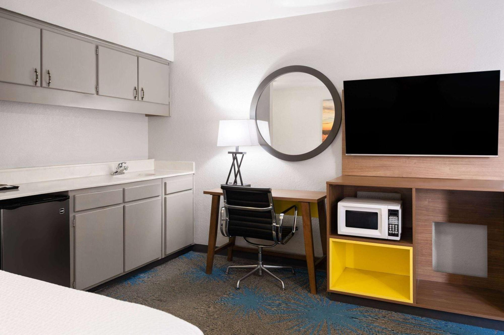 Days Inn By Wyndham Ardmore Esterno foto